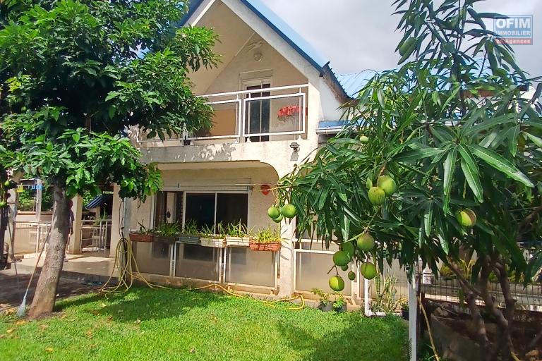 A VENDRE// Spacieuse villa à étage sur un terrain de 506 M2 piscinable à Saint-Paul