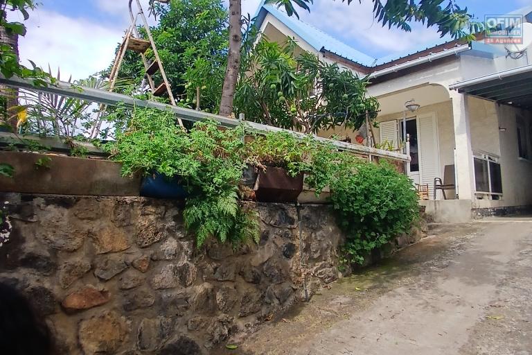 A VENDRE// Spacieuse villa à étage sur un terrain de 506 M2 piscinable à Saint-Paul