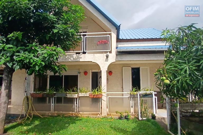 A VENDRE// Spacieuse villa à étage sur un terrain de 506 M2 piscinable à Saint-Paul