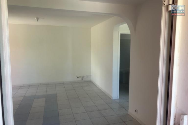 A louer appartement de type F3/4 avec garage très proche du centre ville.