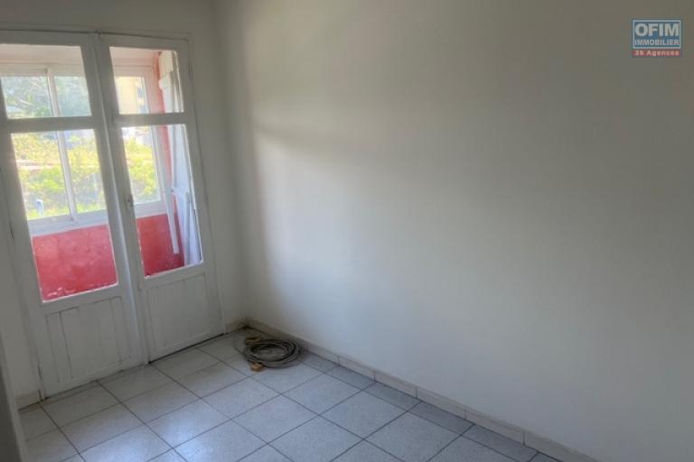 A louer appartement de type F3/4 avec garage très proche du centre ville.