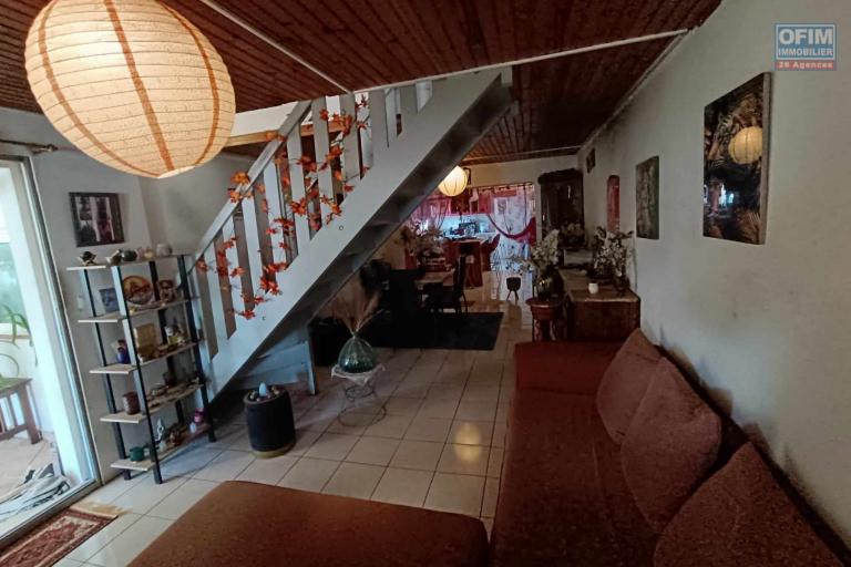 Maison T3 de 125 m2 bâtie sur un terrain de 300 m2 avec superbe vue montagne  Le Gol  St Louis