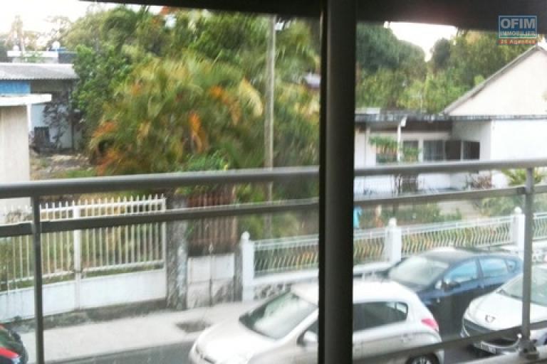 A vendre ce bel appartement de type F3 sur la rue Lory les bas résidence ANTINEA à Sainte Clotilde.