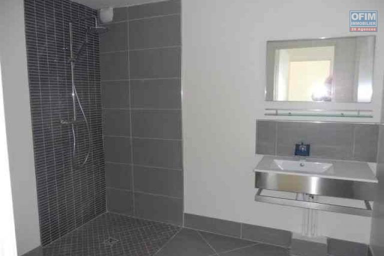 A vendre ce bel appartement de type F3 sur la rue Lory les bas résidence ANTINEA à Sainte Clotilde.