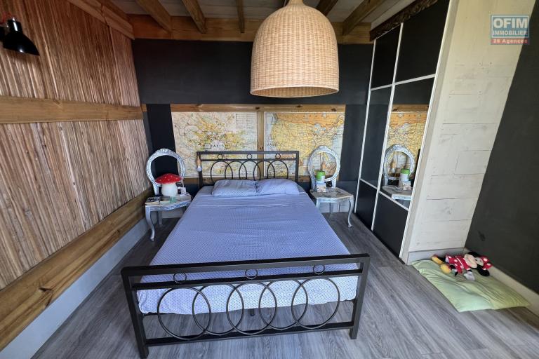 Belle maison construite en 2020 béton/bois en R+1 de type F4+ de 145 m2 habitables implantée sur 371 m2 de terrain avec pleine vue mer et montagne.