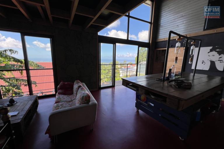 Belle maison construite en 2020 béton/bois en R+1 de type F4+ de 145 m2 habitables implantée sur 371 m2 de terrain avec pleine vue mer et montagne.