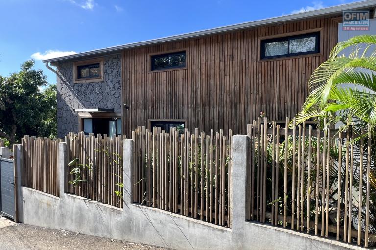 Belle maison construite en 2020 béton/bois en R+1 de type F4+ de 145 m2 habitables implantée sur 371 m2 de terrain avec pleine vue mer et montagne.