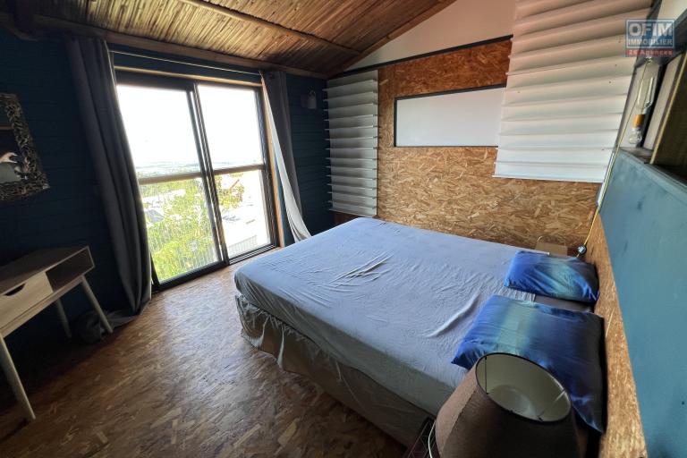 Belle maison construite en 2020 béton/bois en R+1 de type F4+ de 145 m2 habitables implantée sur 371 m2 de terrain avec pleine vue mer et montagne.