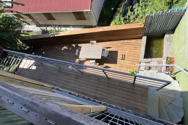 Belle maison construite en 2020 béton/bois en R+1 de type F4+ de 145 m2 habitables implantée sur 371 m2 de terrain avec pleine vue mer et montagne.