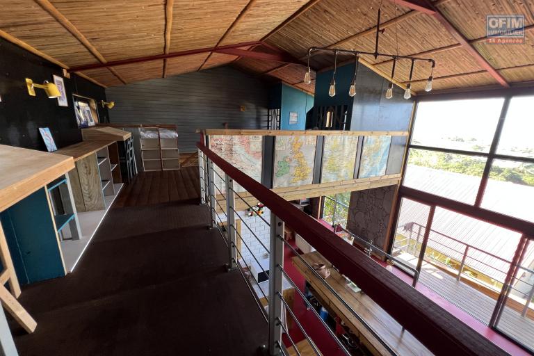 Belle maison construite en 2020 béton/bois en R+1 de type F4+ de 145 m2 habitables implantée sur 371 m2 de terrain avec pleine vue mer et montagne.