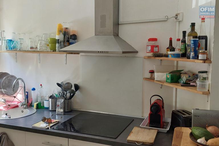 A louer à Saint Leu  appartement T3 en triplex, en rez de jardin ,  avec vue mer