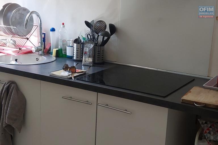 A louer à Saint Leu  appartement T3 en triplex, en rez de jardin ,  avec vue mer