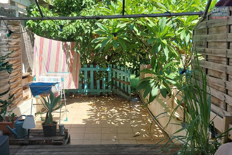 A louer à Saint Leu  appartement T3 en triplex, en rez de jardin ,  avec vue mer