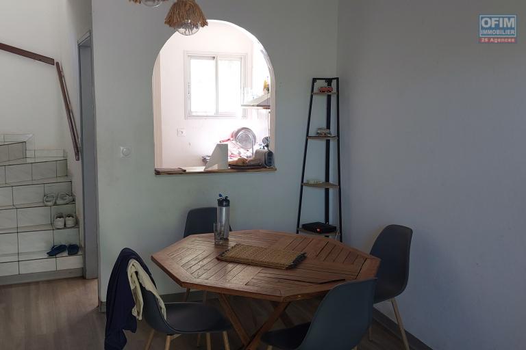 A louer à Saint Leu  appartement T3 en triplex, en rez de jardin ,  avec vue mer