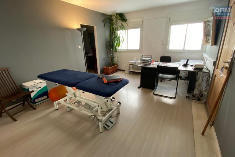 A louer local professionnel rue du général de Gaulle à St Denis, proche centre ville idéal pour profession médicale ou para médicale, bureaux pro....