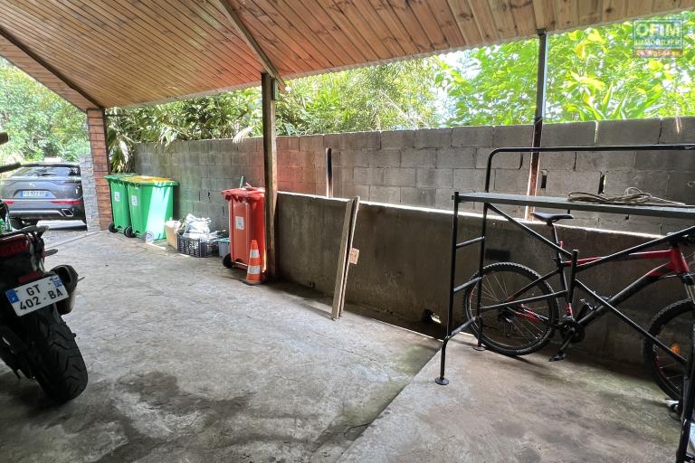 Jolie maison bois F3+ de 100 m² habitables + dépendance avec cuisine d'été/bar/buanderie + 100 m² de terrasse en caillebotis avec une magnifique vue océan/montagne, sans jardin.