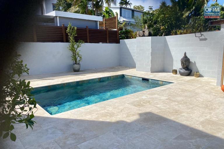 &Agrave; vendre : EXCEPTIONNELLE ! Somptueuse villa T10 de 325 m&sup2; sur un terrain d'environ 599 m&sup2; enti&egrave;rement r&eacute;nov&eacute;e au c&oelig;ur du Tampon.