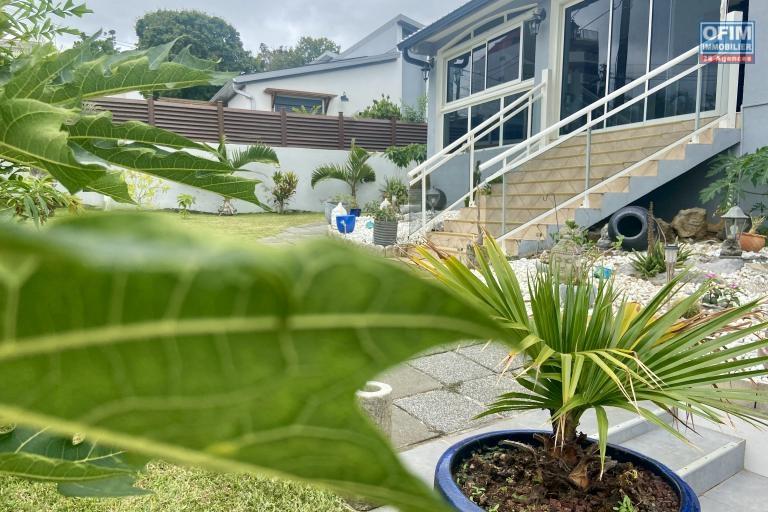 &Agrave; vendre : EXCEPTIONNELLE ! Somptueuse villa T10 de 325 m&sup2; sur un terrain d'environ 599 m&sup2; enti&egrave;rement r&eacute;nov&eacute;e au c&oelig;ur du Tampon.