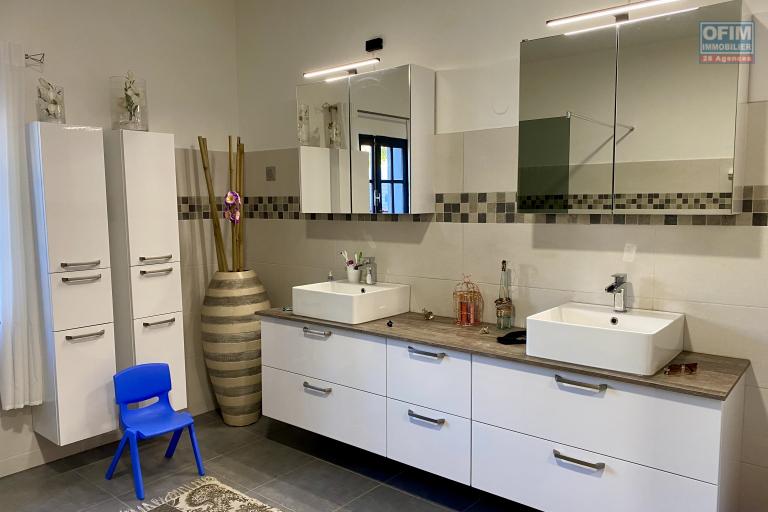 &Agrave; vendre : EXCEPTIONNELLE ! Somptueuse villa T10 de 325 m&sup2; sur un terrain d'environ 599 m&sup2; enti&egrave;rement r&eacute;nov&eacute;e au c&oelig;ur du Tampon.