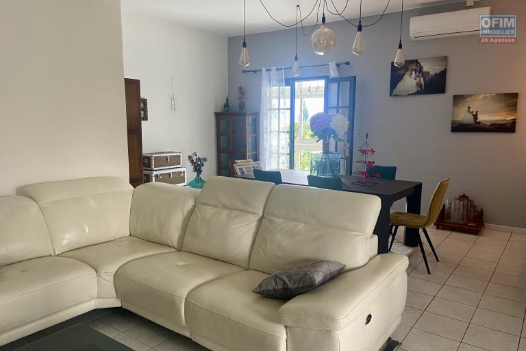 &Agrave; vendre : EXCEPTIONNELLE ! Somptueuse villa T10 de 325 m&sup2; sur un terrain d'environ 599 m&sup2; enti&egrave;rement r&eacute;nov&eacute;e au c&oelig;ur du Tampon.