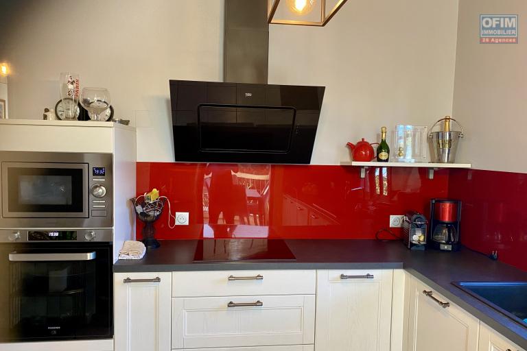 &Agrave; vendre : EXCEPTIONNELLE ! Somptueuse villa T10 de 325 m&sup2; sur un terrain d'environ 599 m&sup2; enti&egrave;rement r&eacute;nov&eacute;e au c&oelig;ur du Tampon.