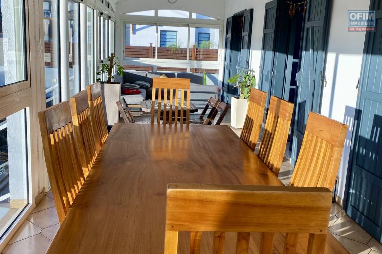 &Agrave; vendre : EXCEPTIONNELLE ! Somptueuse villa T10 de 325 m&sup2; sur un terrain d'environ 599 m&sup2; enti&egrave;rement r&eacute;nov&eacute;e au c&oelig;ur du Tampon.