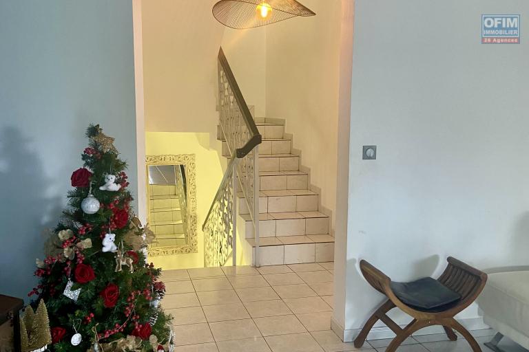 &Agrave; vendre : EXCEPTIONNELLE ! Somptueuse villa T10 de 325 m&sup2; sur un terrain d'environ 599 m&sup2; enti&egrave;rement r&eacute;nov&eacute;e au c&oelig;ur du Tampon.