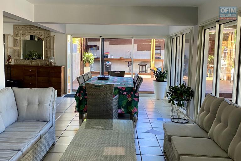 À vendre : Superbe villa T7 de 325 m² entièrement rénovée au cœur du Tampon. Idéal location saisonnière