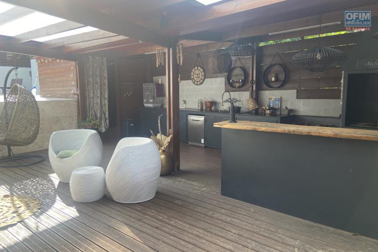 &Agrave; vendre : EXCEPTIONNELLE ! Somptueuse villa T10 de 325 m&sup2; sur un terrain d'environ 599 m&sup2; enti&egrave;rement r&eacute;nov&eacute;e au c&oelig;ur du Tampon.