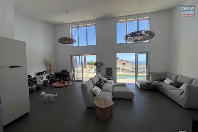 Grande maison de 2023 F4 (RDC) + bas de maison (RDJ) avec piscine, vues mer et montagne imprenables.