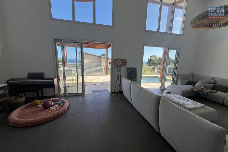 Grande maison de 2023 F4 (RDC) + bas de maison (RDJ) avec piscine, vues mer et montagne imprenables.