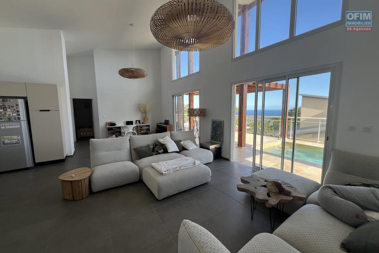Grande maison de 2023 F4 (RDC) + bas de maison (RDJ) avec piscine, vues mer et montagne imprenables.