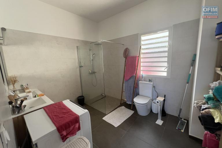 Grande maison de 2023 F4 (RDC) + bas de maison (RDJ) avec piscine, vues mer et montagne imprenables.