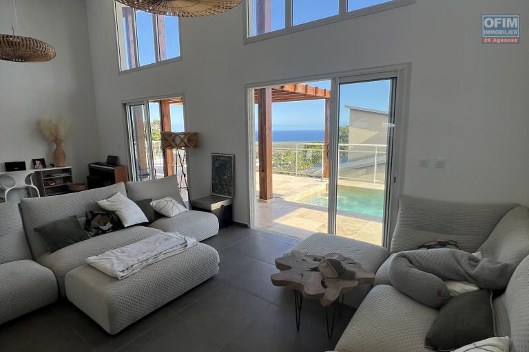 Grande maison de 2023 F4 (RDC) + bas de maison (RDJ) avec piscine, vues mer et montagne imprenables.