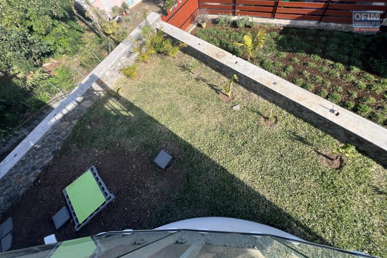 Grande maison de 2023 F4 (RDC) + bas de maison (RDJ) avec piscine, vues mer et montagne imprenables.