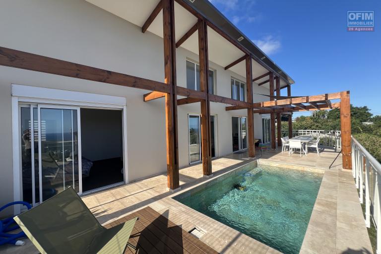 Grande maison de 2023 F4 (RDC) + bas de maison (RDJ) avec piscine, vues mer et montagne imprenables.