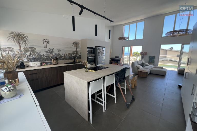 Grande maison de 2023 F4 (RDC) + bas de maison (RDJ) avec piscine, vues mer et montagne imprenables.