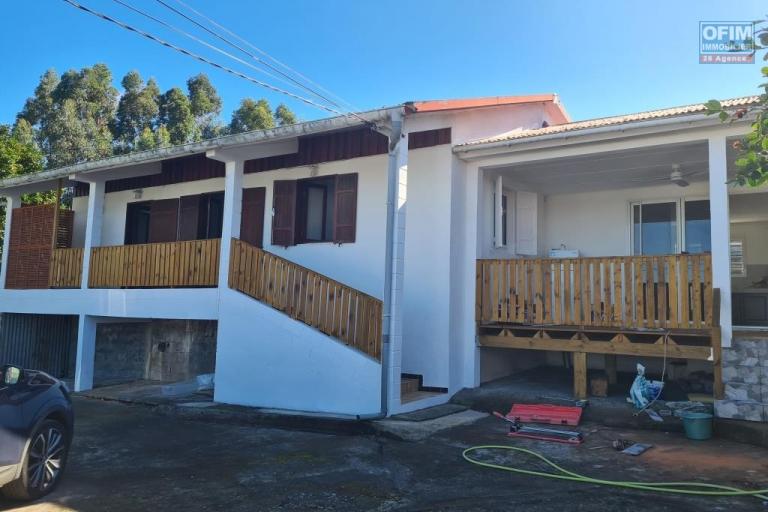 A vendre jolie villa entièrement rénovée de type F5 d'environ 103 m², le Tampon Bras Creux