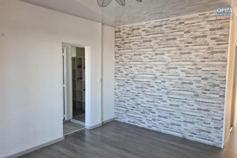 A vendre jolie villa entièrement rénovée de type F5 d'environ 103 m², le Tampon Bras Creux