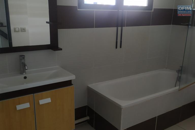 A LOUER APPARTEMENT F3 DUPLEX DE 83 M2 AVEC VUE MER A LA SALINE LES BAINS