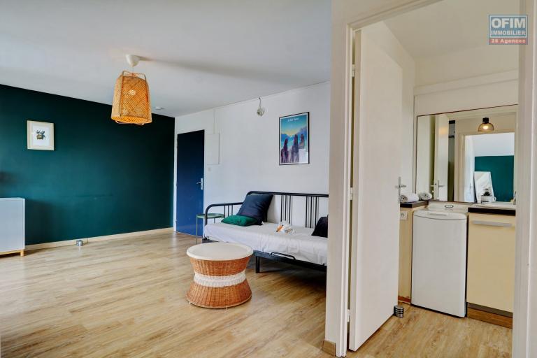 A LOUER APPARTEMENT F2 MEUBLE DE 50 M2 PROCHE DES PLAGES LA SALINE LES BAINS
