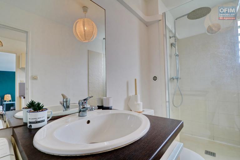A LOUER APPARTEMENT F2 MEUBLE DE 50 M2 PROCHE DES PLAGES LA SALINE LES BAINS