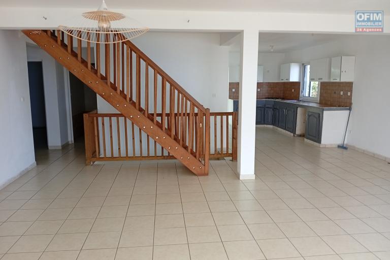 A LOUER VILLA F8/9 DE 160 M2 HABITABLE AVEC PISCINE ET BELLE VUE MER A ST PAUL
