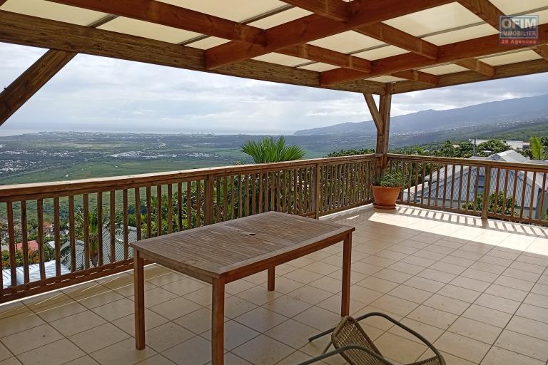 A LOUER VILLA F8/9 DE 160 M2 HABITABLE AVEC PISCINE ET BELLE VUE MER A ST PAUL