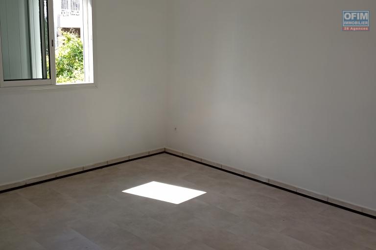 A LOUER VILLA F8/9 DE 160 M2 HABITABLE AVEC PISCINE ET BELLE VUE MER A ST PAUL