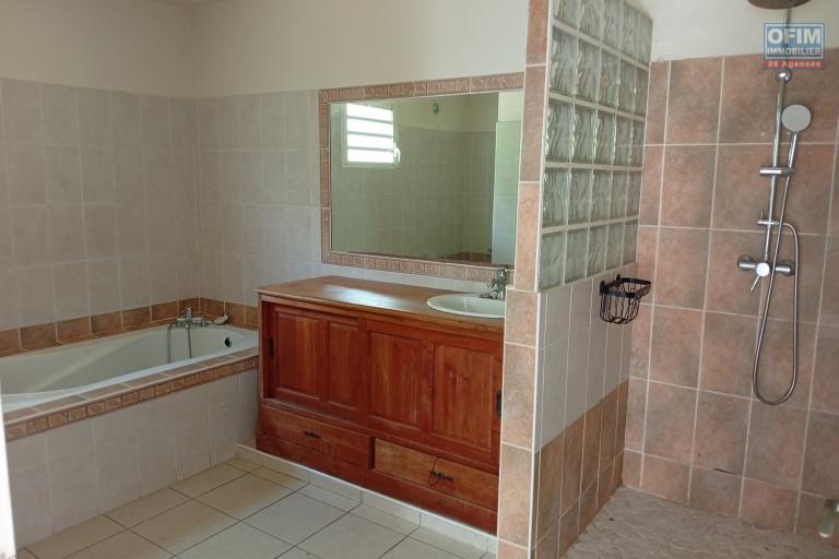 A LOUER VILLA F8/9 DE 160 M2 HABITABLE AVEC PISCINE ET BELLE VUE MER A ST PAUL