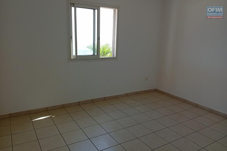 A LOUER VILLA F8/9 DE 160 M2 HABITABLE AVEC PISCINE ET BELLE VUE MER A ST PAUL