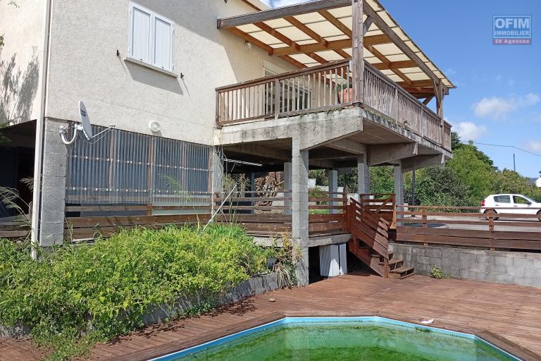 A LOUER VILLA F8/9 DE 160 M2 HABITABLE AVEC PISCINE ET BELLE VUE MER A ST PAUL
