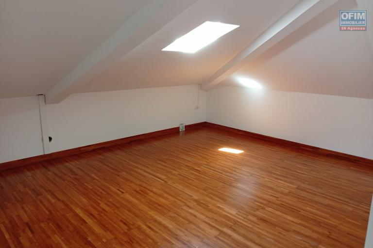 A LOUER VILLA F8/9 DE 160 M2 HABITABLE AVEC PISCINE ET BELLE VUE MER A ST PAUL