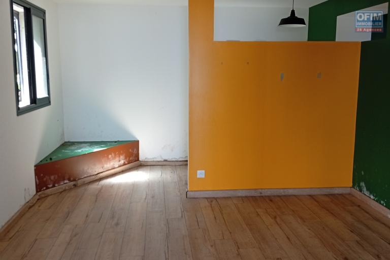 A LOUER VILLA F8/9 DE 160 M2 HABITABLE AVEC PISCINE ET BELLE VUE MER A ST PAUL